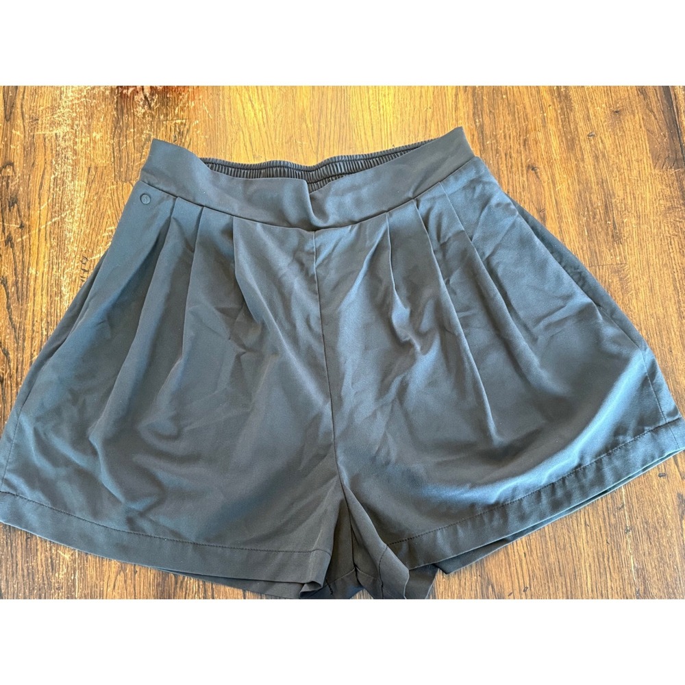 Wayre Pleated Travel Shorts Black High Rise Zip‎ Pockets. Size S Recycled Fabric